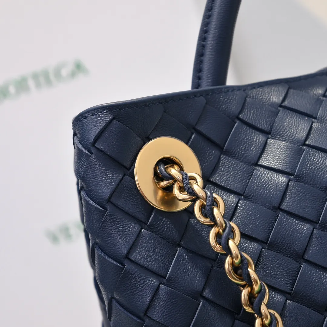 Batch 2460 BOTTEGA VENETA 2024 spring and summer new small ANDIAMO chain bag is also available! 🔥🔥I believe many friends have been waiting for a long time. The metallic chain adds a touch of sophistication to the original softness and elegance of Andiamo. The collision of classic craftsmanship and elegance creates a different kind of beauty. Style number: 6009 Size: 32*24*12cm